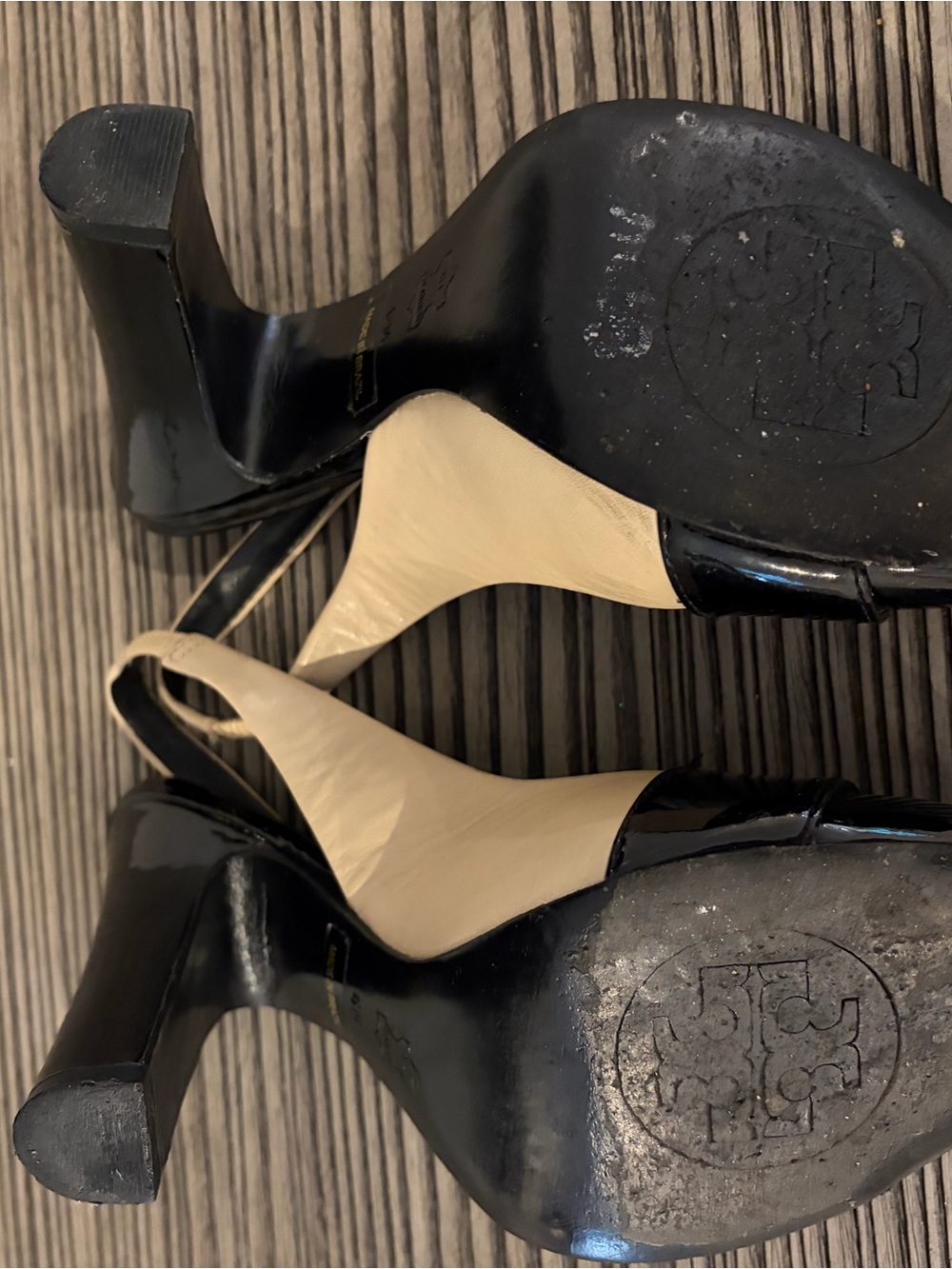 Tory Burch Black and Cream Patent Leather Slingback Heels with Gold Logo - Picture 4 of 5